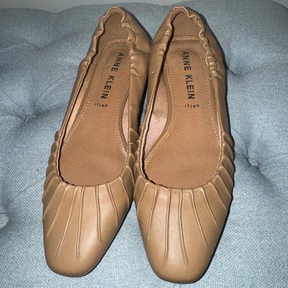 Anne Klein Tan Leather Flats with Pleated Toe. Size 8. NWOT